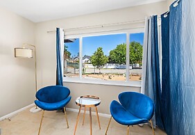 Modern Retreat With Spacious Yard Cozy Interiors