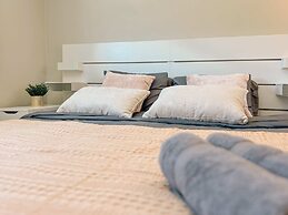 Modern Retreat With Spacious Yard Cozy Interiors