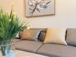 Modern Retreat With Spacious Yard Cozy Interiors