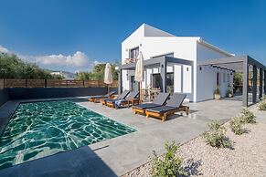Kozakos Villa 2 With Private Swimming Pool