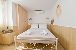 La Luna in Agia Barbara Tinos