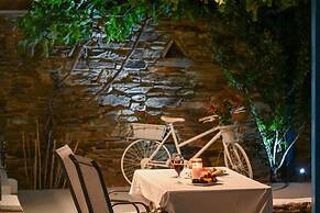 La Luna in Agia Barbara Tinos