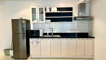 B6 - 1 Bdr Modern Condo With Balcony and Pool, Karon