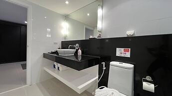 B6 - 1 Bdr Modern Condo With Balcony and Pool, Karon