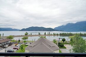 Charming 1BR Lakeside