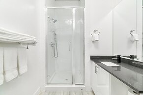 Charming 1BR Lakeside