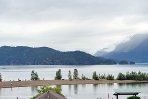 Charming 1BR Lakeside