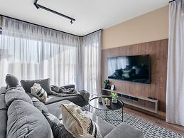 Luxury Apartment With Private Swimming Pool