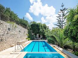 Villa Anta With 2 Bedrooms and 1 Bathrooms