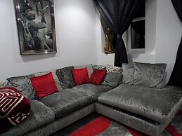 Architect Designed Meadows Central Apartment