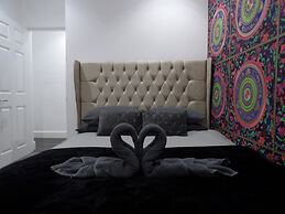 Architect Designed Meadows Central Apartment