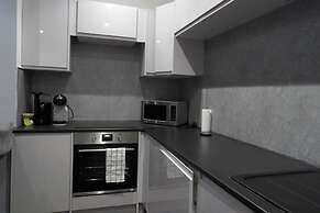 2bed Apt Sleeps 4-near Meadows Park, Parking, Wifi