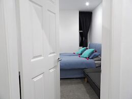 Architect Designed Meadows Central Apartment