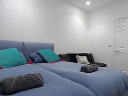 Architect Designed Meadows Central Apartment