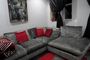 2bed Apt Sleeps 4-near Meadows Park, Parking, Wifi