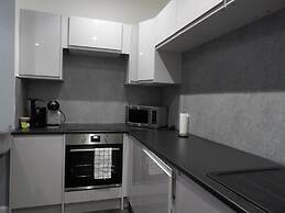 Architect Designed Meadows Central Apartment