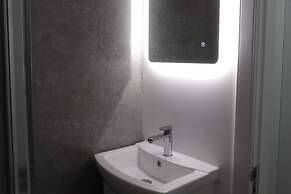 2bed Apt Sleeps 4-near Meadows Park, Parking, Wifi