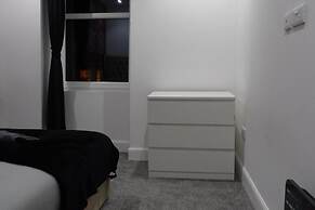 2bed Apt Sleeps 4-near Meadows Park, Parking, Wifi