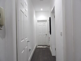 Architect Designed Meadows Central Apartment