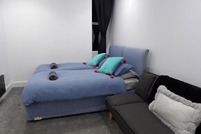 2bed Apt Sleeps 4-near Meadows Park, Parking, Wifi