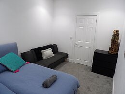 Architect Designed Meadows Central Apartment