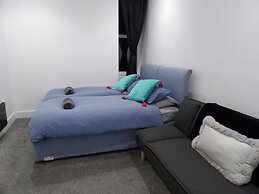 Architect Designed Meadows Central Apartment