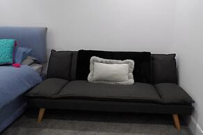 2bed Apt Sleeps 4-near Meadows Park, Parking, Wifi