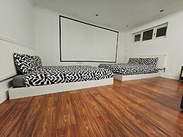 Annexe Pool Table, air Hockey, Table Tennis, Movie