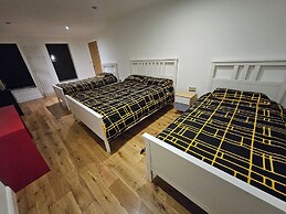 Annexe Pool Table, air Hockey, Table Tennis, Movie