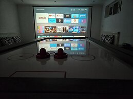 Annexe Pool Table, air Hockey, Table Tennis, Movie
