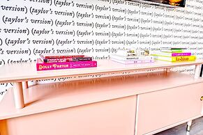 Taylor Swift Home Rooftop Hot Tub Movie Theater