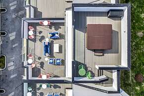 Taylor Swift Home Rooftop Hot Tub Movie Theater