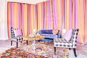 Taylor Swift Home Rooftop Hot Tub Movie Theater