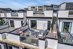 Taylor Swift Home Rooftop Hot Tub Movie Theater