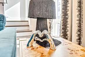 Taylor Swift Home Rooftop Hot Tub Movie Theater