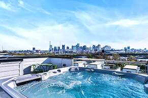 Taylor Swift Home Rooftop Hot Tub Movie Theater