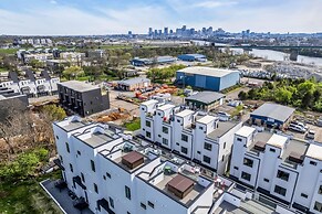 Taylor Swift Home Rooftop Hot Tub Movie Theater