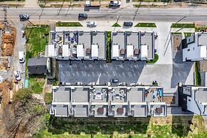 Luxury Stay With Rooftop Views in Prime Location