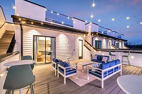 Luxury Stay With Rooftop Views in Prime Location