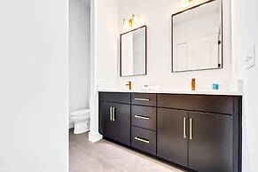 Luxury Stay With Rooftop Views in Prime Location