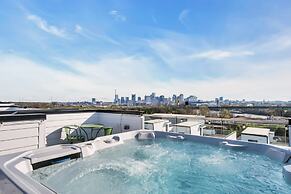 Luxury Stay With Rooftop Views in Prime Location