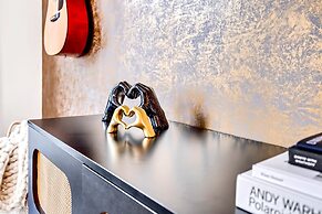 Luxury Stay With Rooftop Views in Prime Location