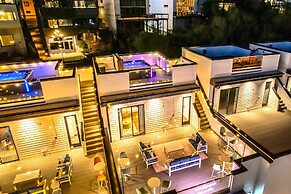 Luxury Stay With Rooftop Views in Prime Location