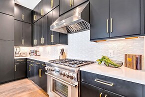 Luxury Stay With Rooftop Views in Prime Location