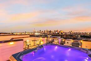 Luxury Stay With Rooftop Views in Prime Location