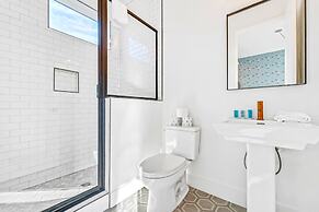 Luxury Stay With Rooftop Views in Prime Location