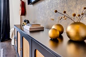 Luxury Stay With Rooftop Views in Prime Location