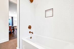 Luxury Stay With Rooftop Views in Prime Location