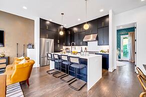 Luxury Stay With Rooftop Views in Prime Location