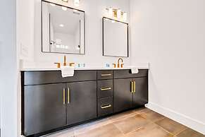 Luxury Stay With Rooftop Views in Prime Location